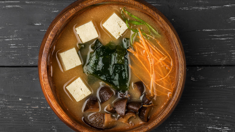 Soupe miso aux légumes dans un bol en bois