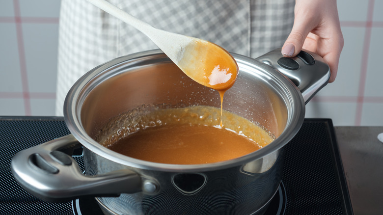 Remuer le caramel avec une cuillère en bois