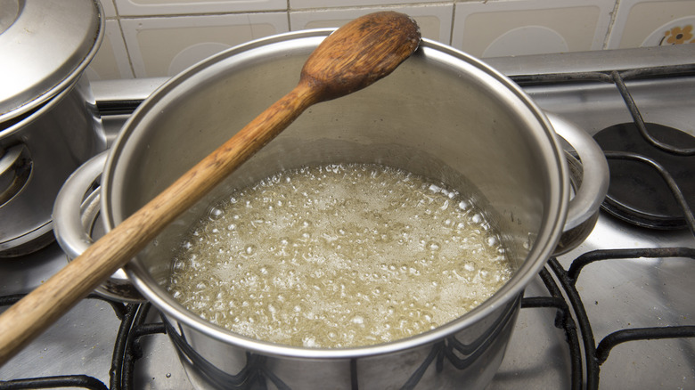 Sucre fondu dans une casserole