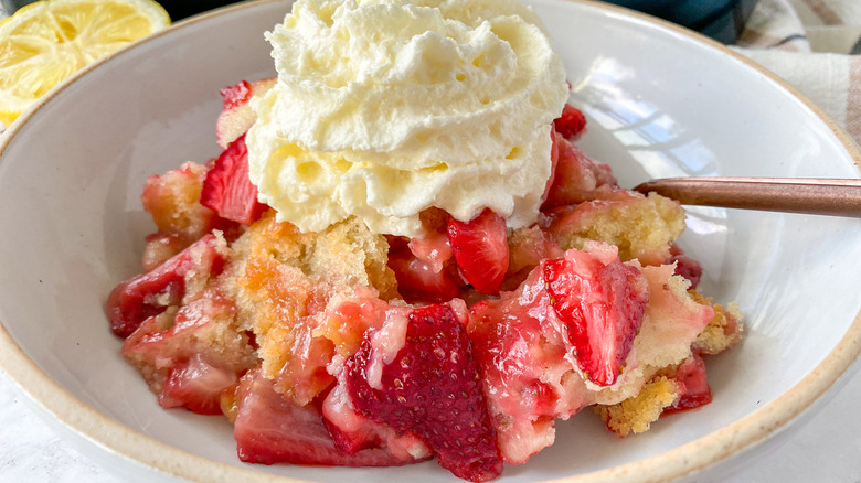 Cobbler aux fraises avec crème fouettée