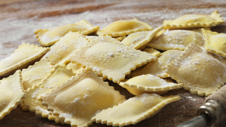 Raviolis crus sur le comptoir 