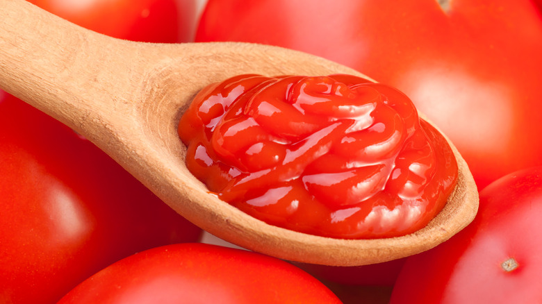 Ketchup à la cuillère sur les tomates