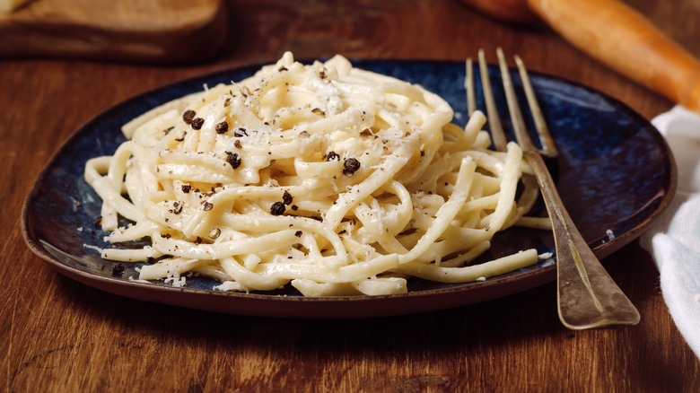 Une assiette de nouilles cacio e pepe