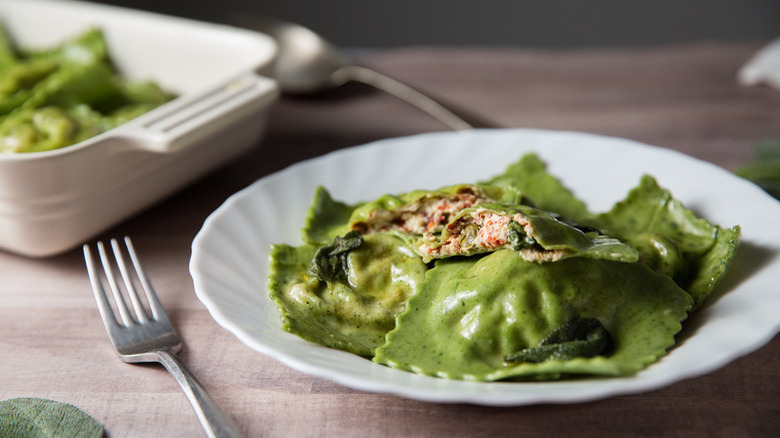 raviolis verts sur assiette