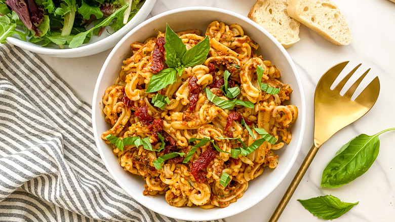 Pâtes au pesto et tomates séchées