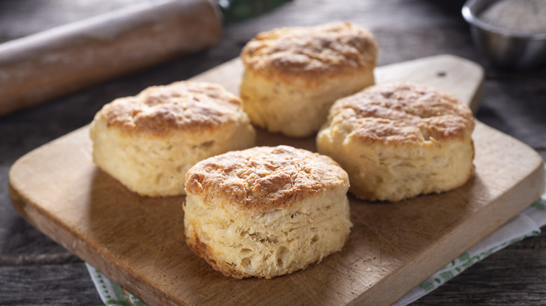 Biscuits sur planche de bois