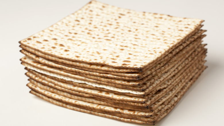 Des piles de pain matzo