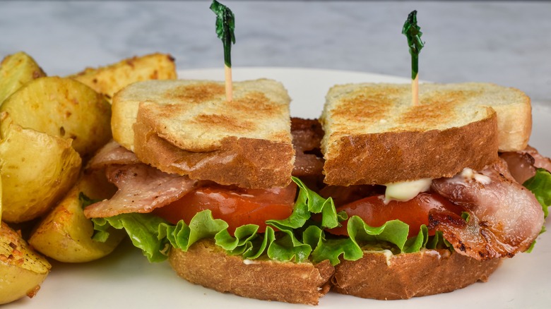 BLT dans une assiette avec des tomates