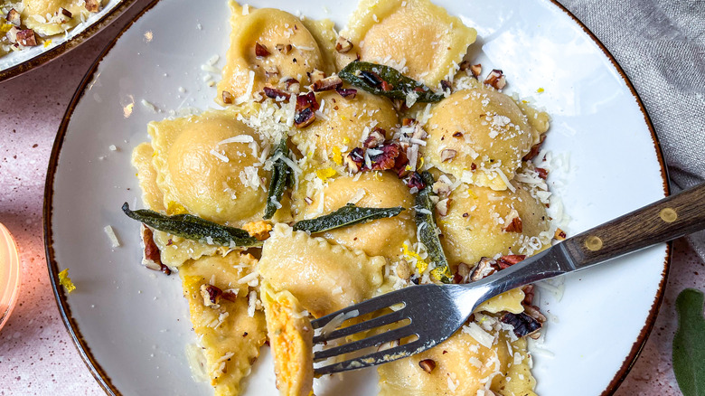 raviolis sur assiette avec garnitures