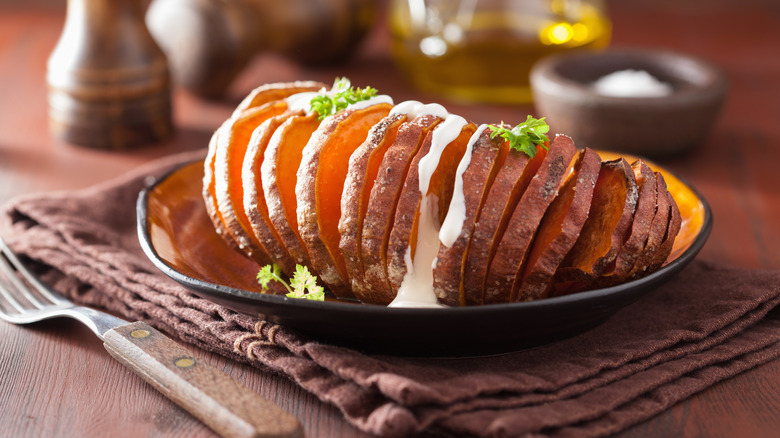 Patate douce Hasselback cuite au four