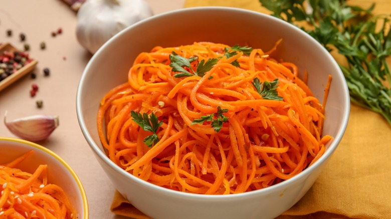 Carottes râpées dans un bol blanc