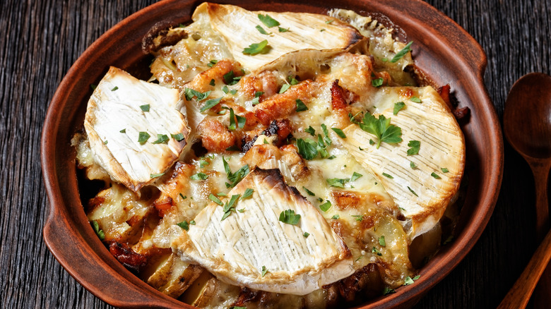 Tartiflette avec des quartiers de fromage sur le dessus dans un plat