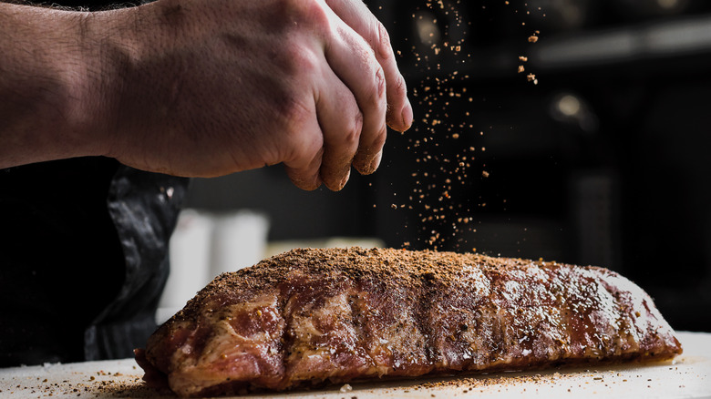 Steak assaisonné à la main