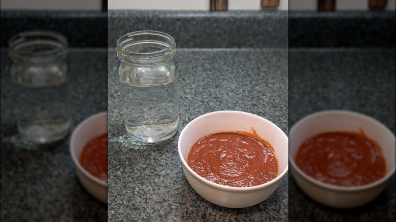 soupe avec de l'eau et des ingrédients