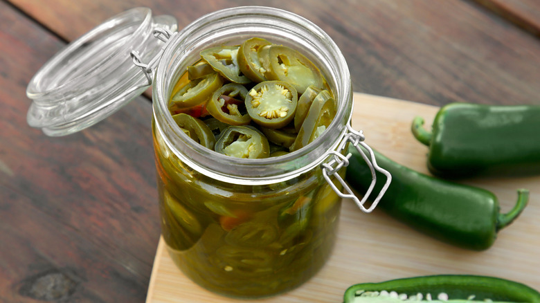 Piments jalapeños marinés en bocal