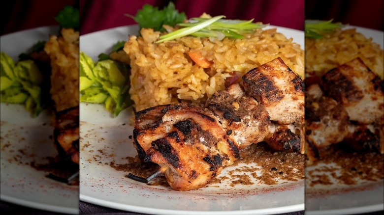 Poulet jerk avec riz assaisonné