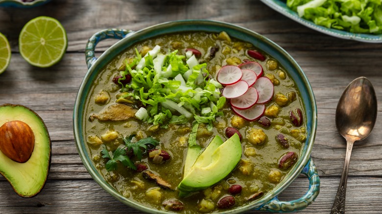 Bol de pozole verde maison