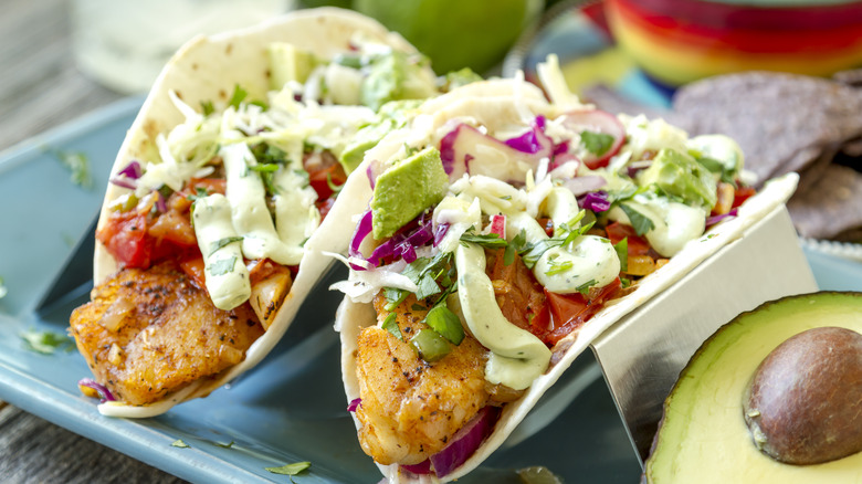 Tacos au poisson avec salade de chou sur assiette 