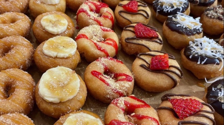 gros plan sur des mini beignets