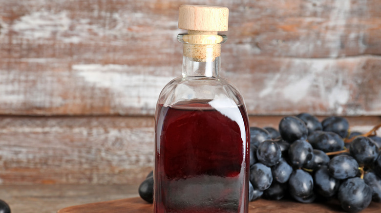 Vinaigre de vin rouge et raisins noirs