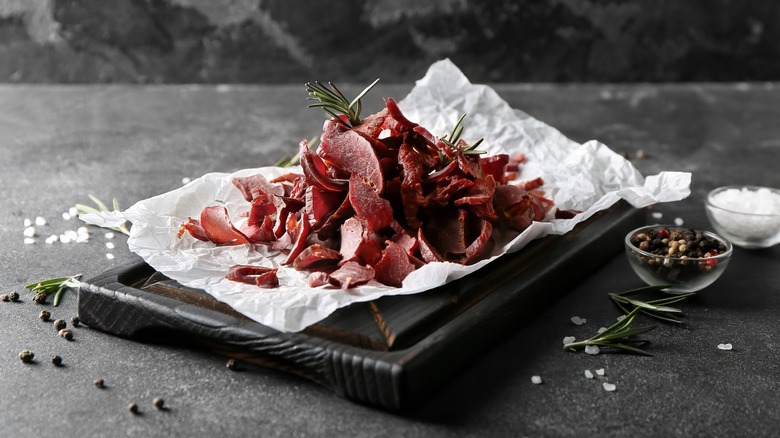 viande de boeuf séchée sur assiette