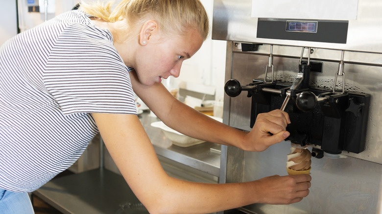 Remplissage du cornet de glace