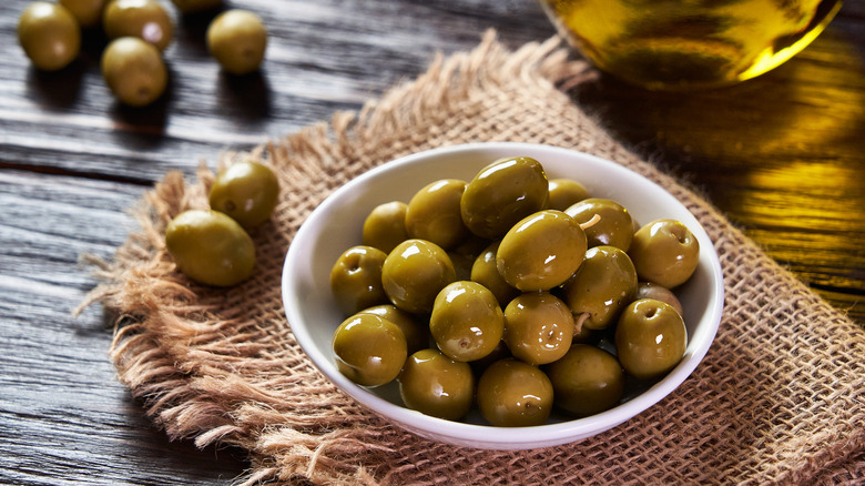 bol d'olives vertes