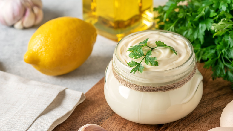 pot de mayonnaise avec ingrédients