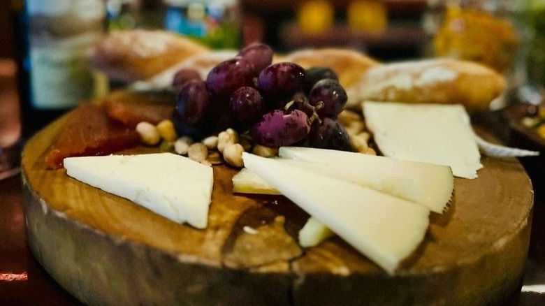 Le plateau de fromages du prêteur sur gages 