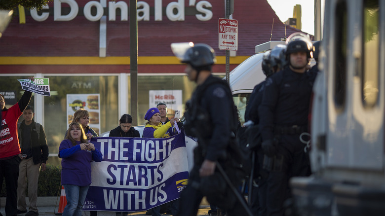 Des travailleurs en grève devant un McDonald's en Californie