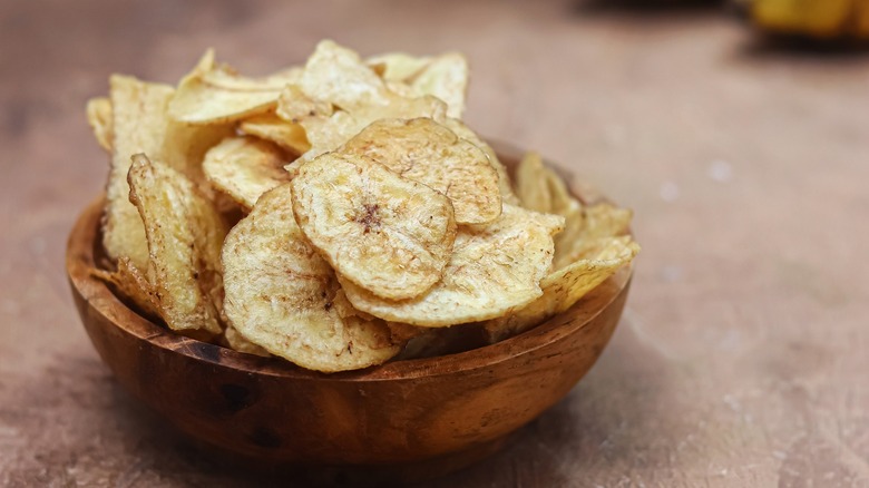 chips de banane dans un bol