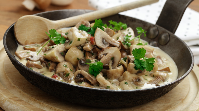 champignons à la sauce crémeuse