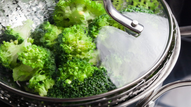 brocoli fermé dans un pot à vapeur 