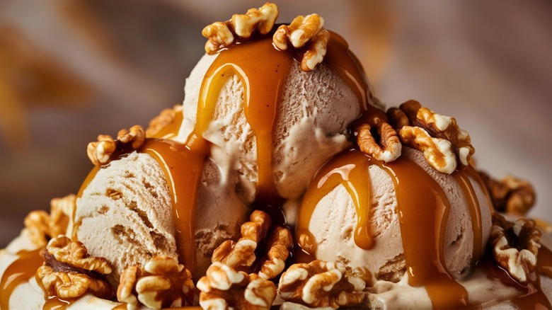 Glace aux noix et au caramel