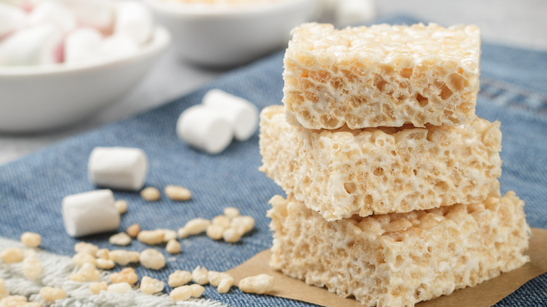 friandises au riz soufflé empilées 