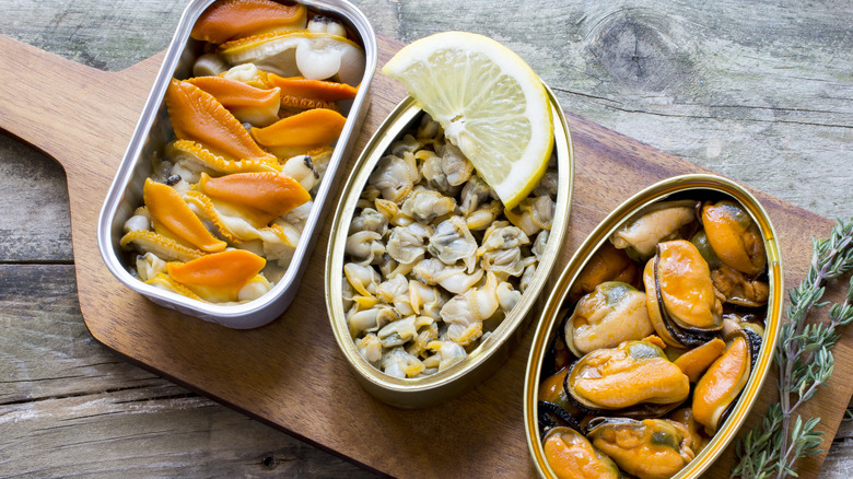 planche à collation avec fruits de mer en conserve