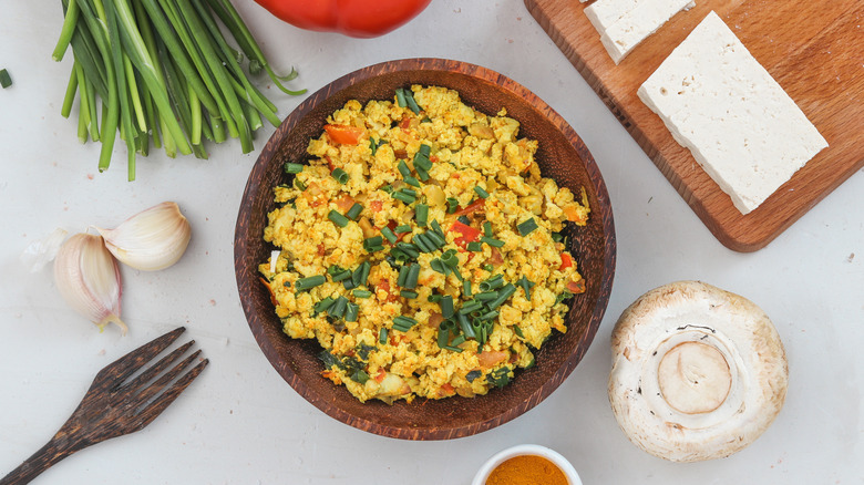 tofu brouillé et ingrédients 