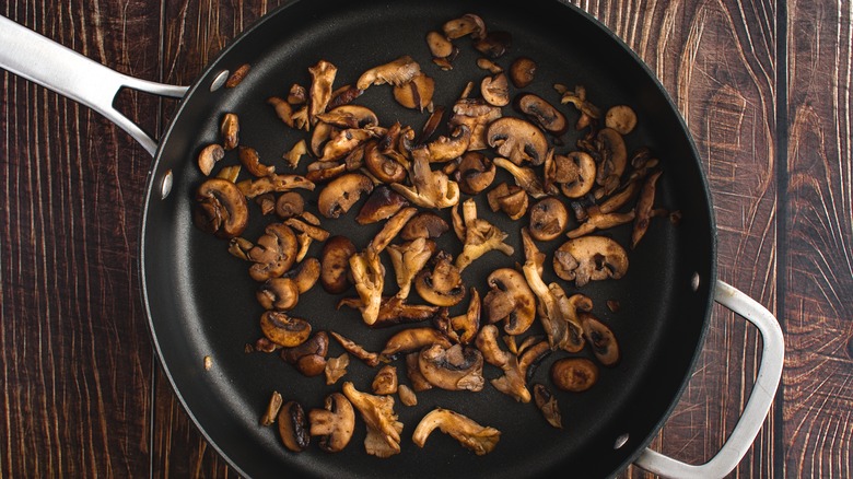 pleurotes et champignons shiitake à la poêle