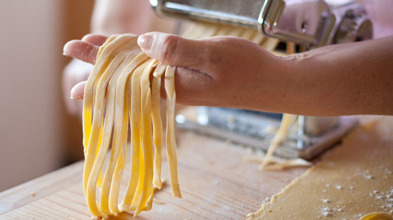 pâtes fraîches et machine à pâtes