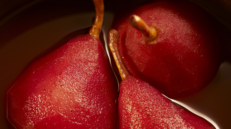 poires dans un liquide de pochage peu profond