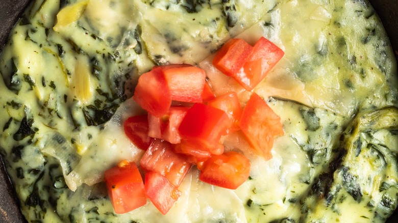 trempette aux épinards et aux artichauts garnie de tomates en dés