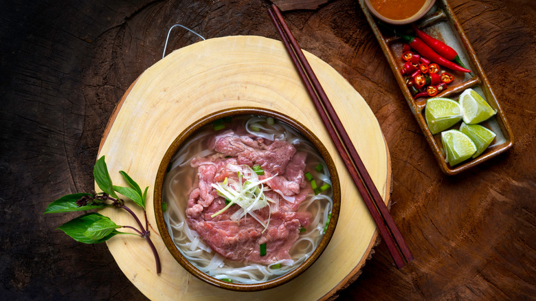 Bol de pho avec des baguettes