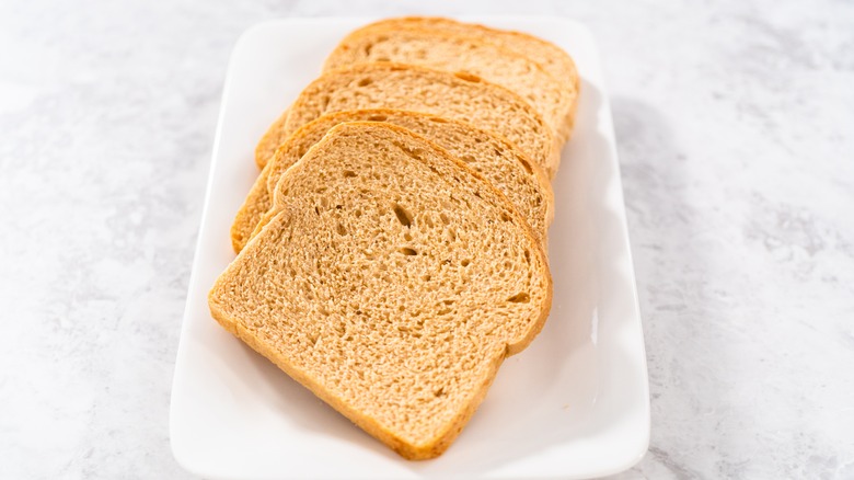 tranches de pain sur une assiette