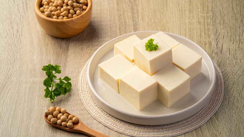 Tofu tranché sur une assiette