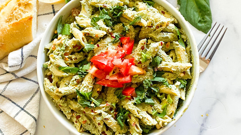 Pâtes au pesto de tofu dans un bol 