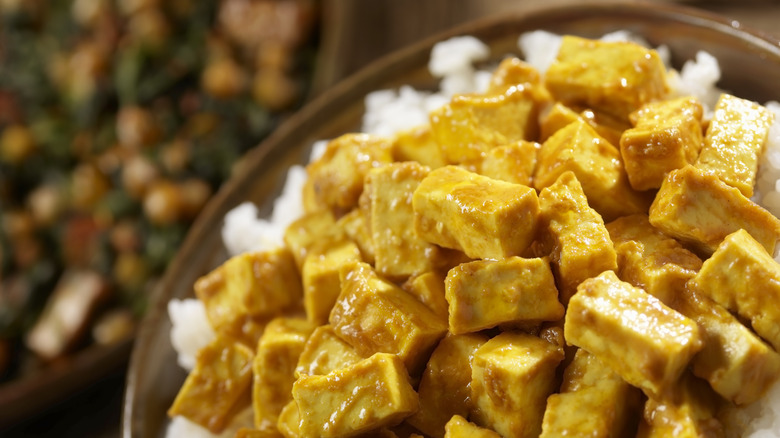 Cubes de tofu à la sauce au curry