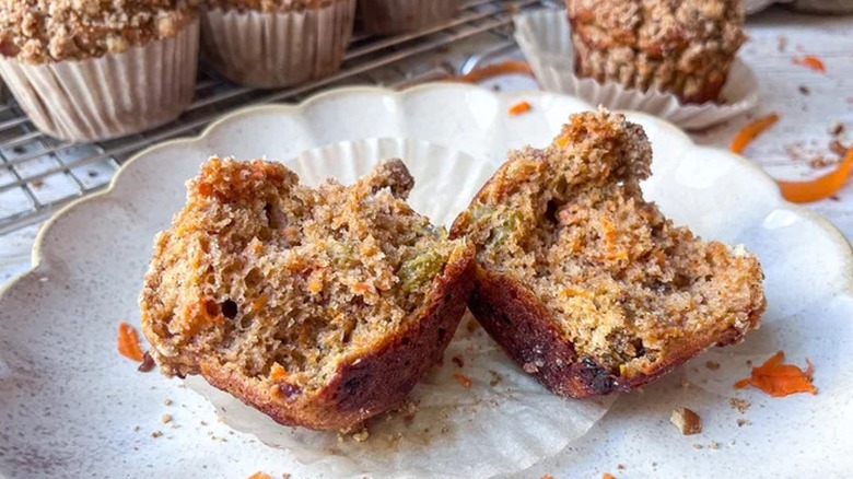 Muffin aux carottes coupé en deux sur une assiette blanche 