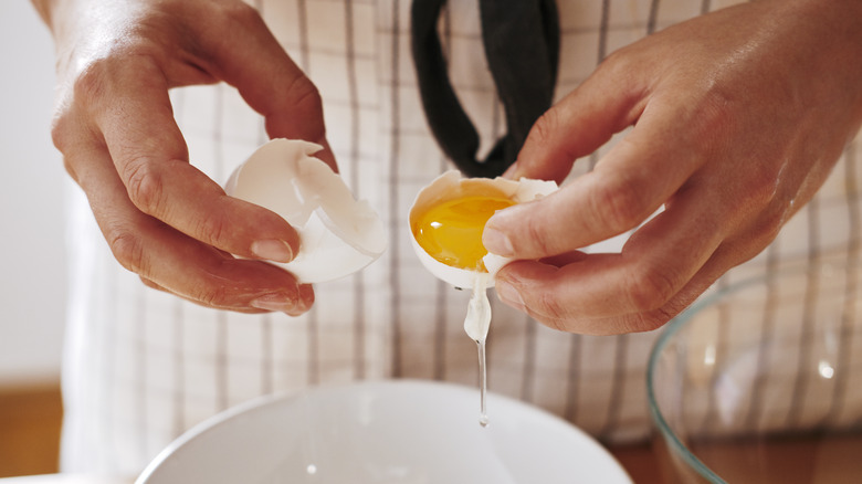 Un chef sépare les blancs d'œufs.