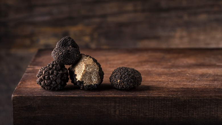 Truffes noires sur une table