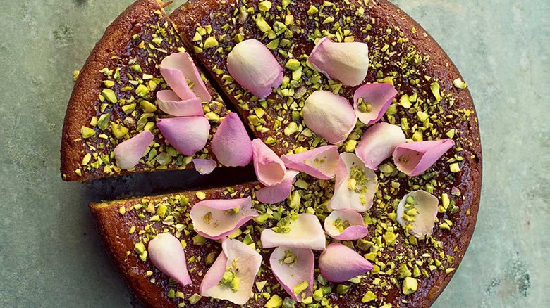 Gâteau recouvert de pistaches et de pétales de rose